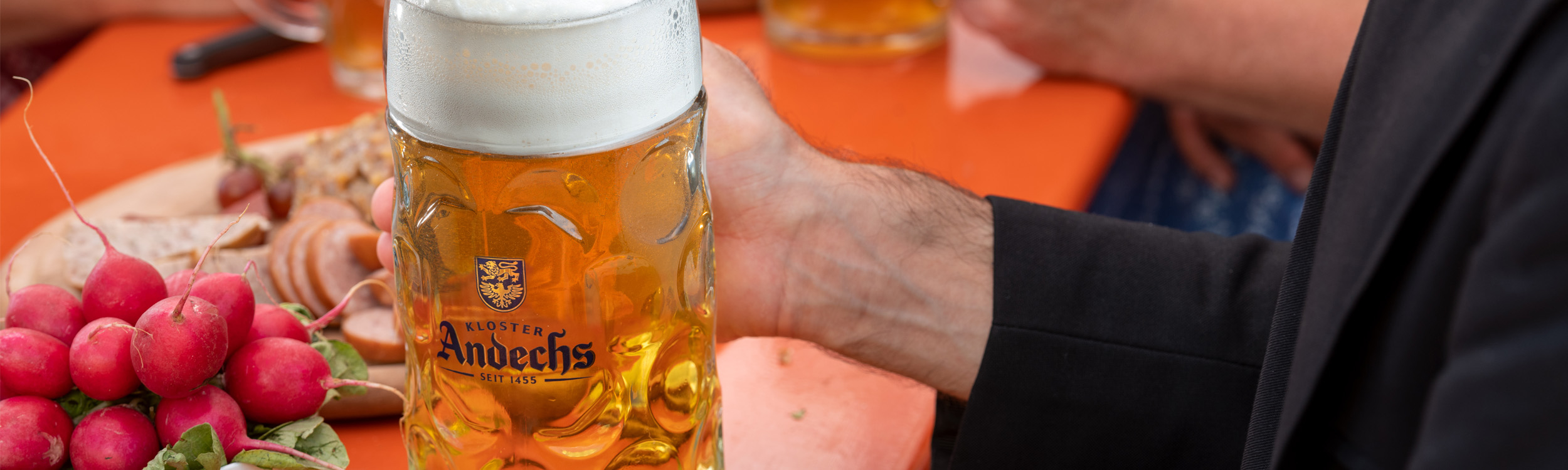 Nahaufnahme von einem Bierglas mit Andechs Bier